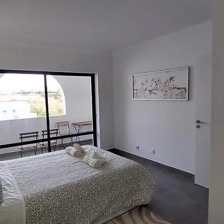 Enjoy Pool, And At 2bedroom Only 3 Minutes From Mareta's