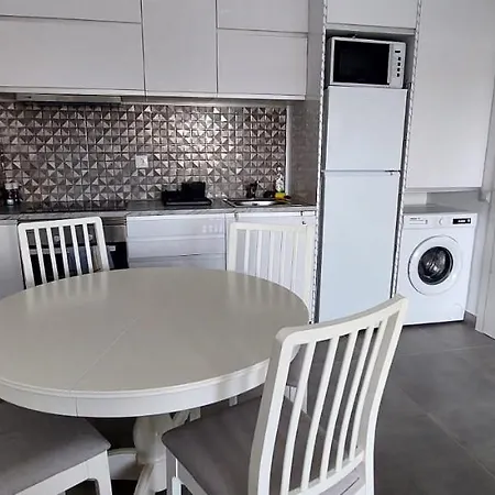 Enjoy Pool, And At 2bedroom Only 3 Minutes From Mareta's * Sagres