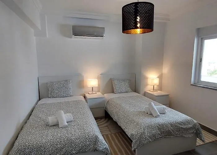 Enjoy Pool, And At 2bedroom Only 3 Minutes From Mareta's Apartament Sagres