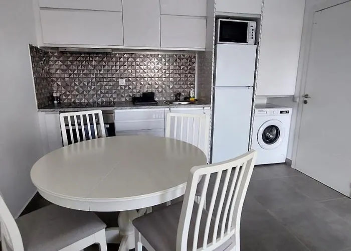 Enjoy Pool, And At 2bedroom Only 3 Minutes From Mareta's * Sagres