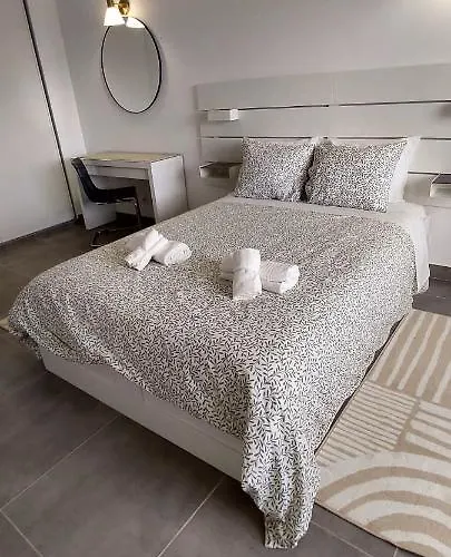 Mareta Oasis: Poolside Retreat Steps From Shore Apartment